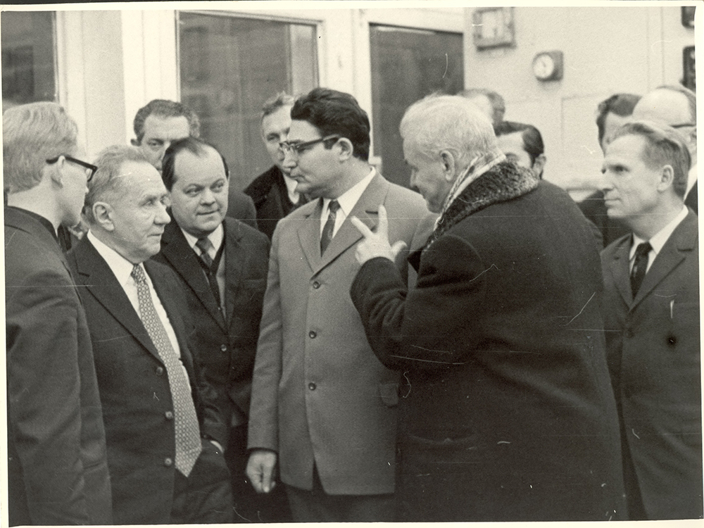 Н.А. Косыгин, Б.С. Щербина, П.С. Непорожный на Сургутской ГРЭС. В. Голиков - крайний справа